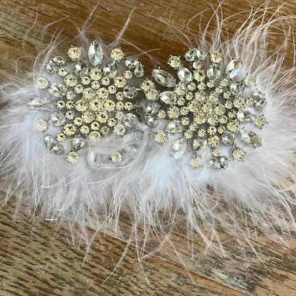 Statement Makers Rhinestone & Feather Decor Stud Earrings silver - Picture 3 of 10